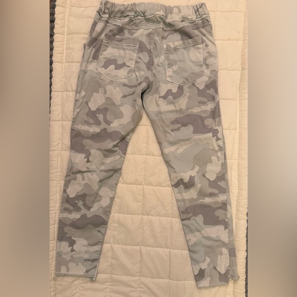 Bella Amore Made In Italy Gray Camouflage “magic stretch” Pants with raw hem. - Picture 8 of 11